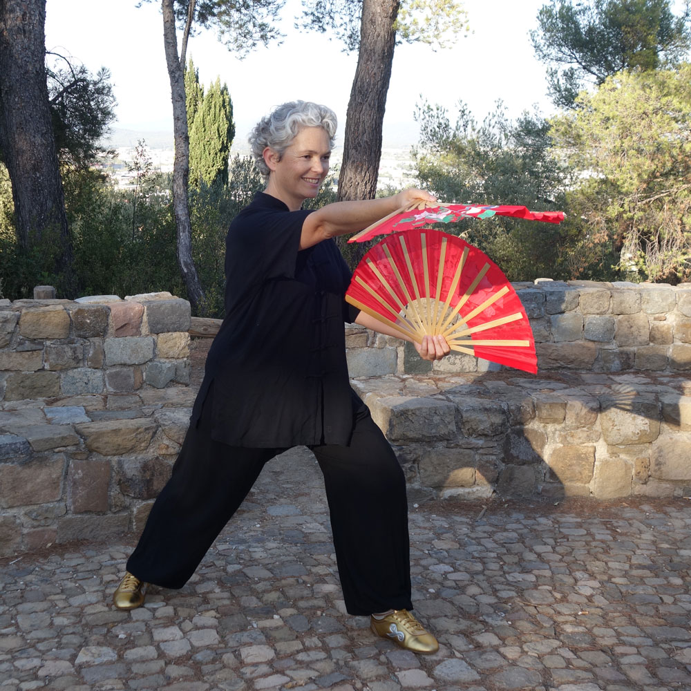 Femme avec éventail taiji Autourdutao